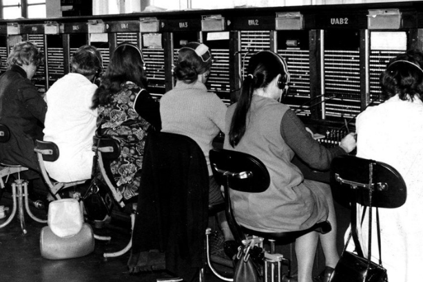 opératrice-téléphonique-dans-un-central Opératrices téléphoniques dans le temps en direct d'un central téléphonique
