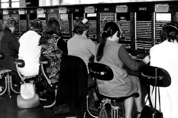 Opératrices téléphoniques dans le temps en direct d'un central téléphonique